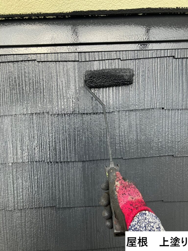 屋根の上塗りを行います。<br />
塗膜の劣化の原因となるラジカルを制御することができるため、劣化を防ぐことができ、優れた耐用年数を期待することができます。